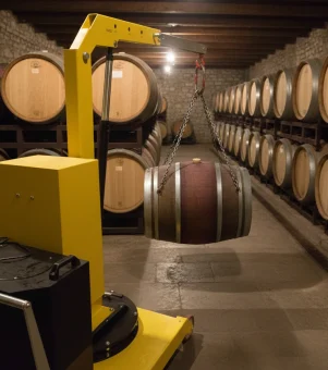 01M5-sollevatore-per-barrique-e-barili-allinterno-di-aziende-vitivinicole-e-distillerie