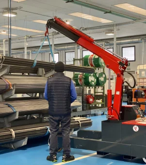 Gru-mobile-industriale-Omnia-2TL-capacita-2-tonnellate-scaled