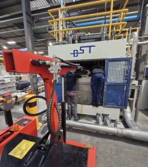 attrezzatura-con-braccio-telescopico-per-cambio-stampi-su-macchine-cnc
